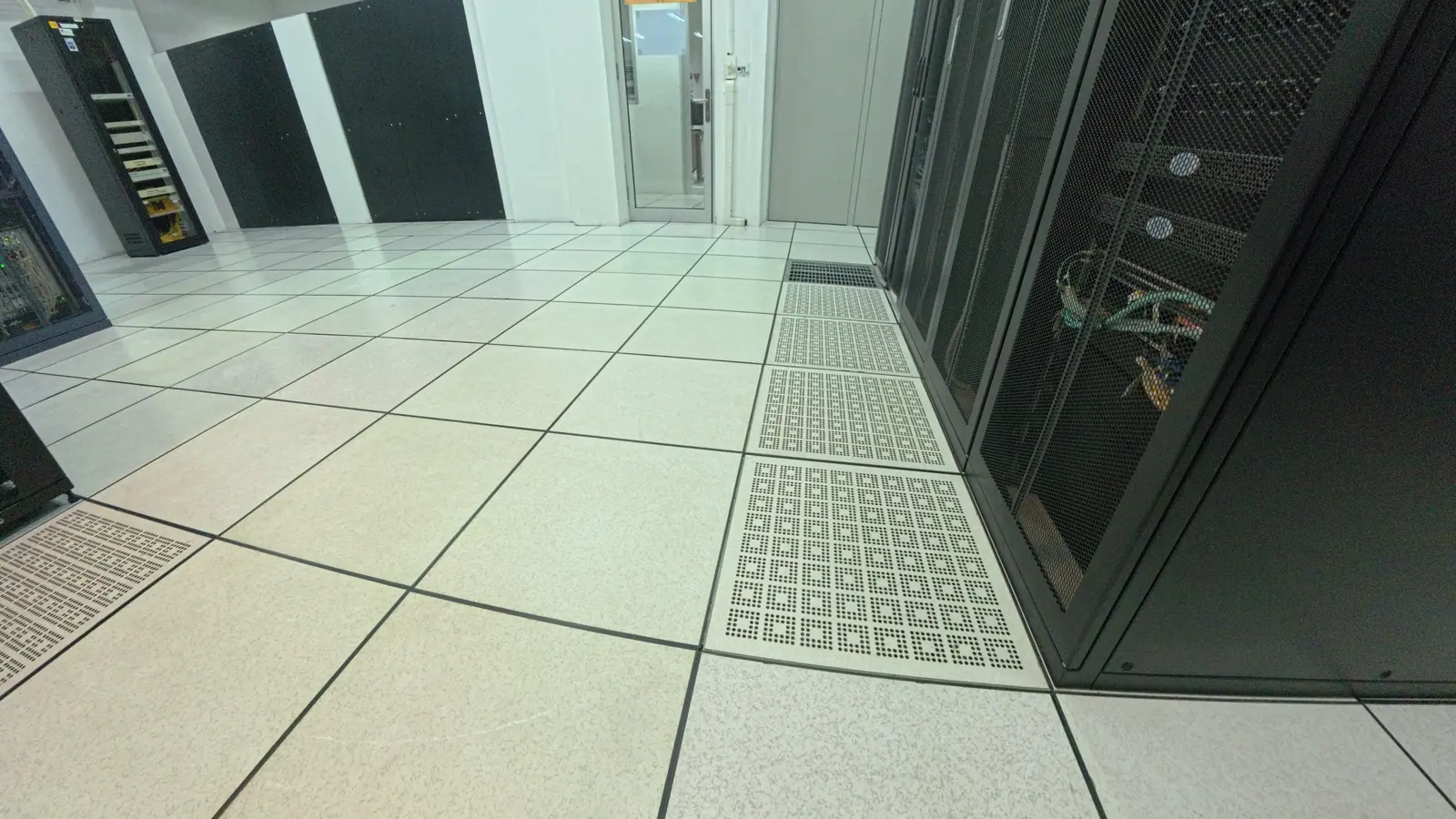 Doppelboden im Rechenzentrum mit Lüftungsgittern zwischen den Serverschränken