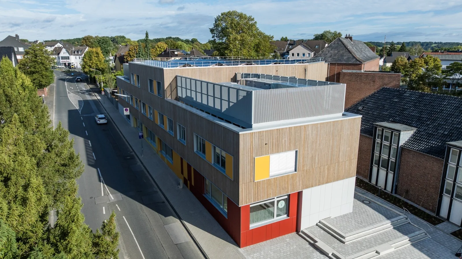 Neubau von Kita und OGS in Leichlingen, Straßenansicht mit Holzfassade