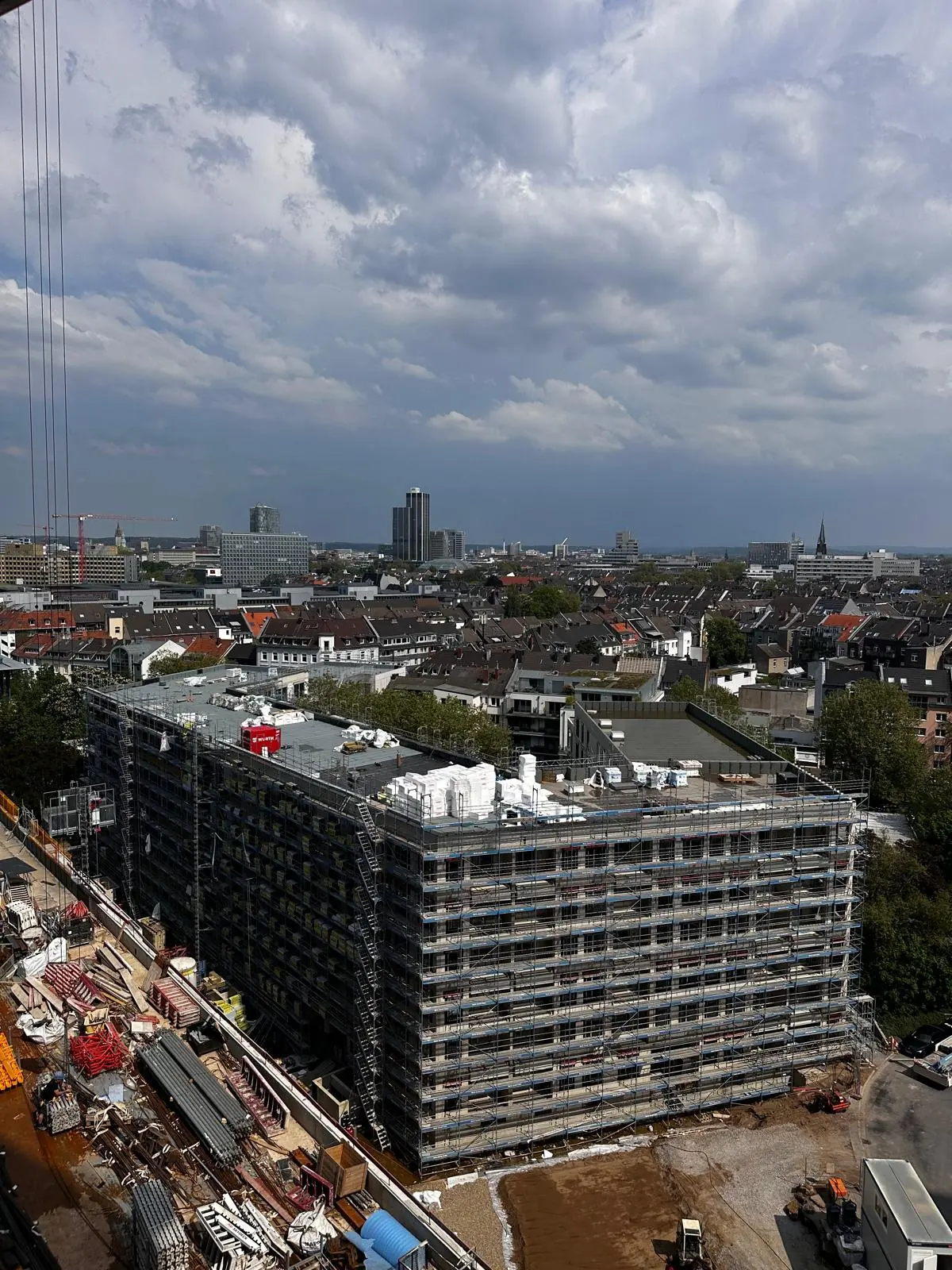 Blick aus der Höhe auf den eingerüsteten Baukörper