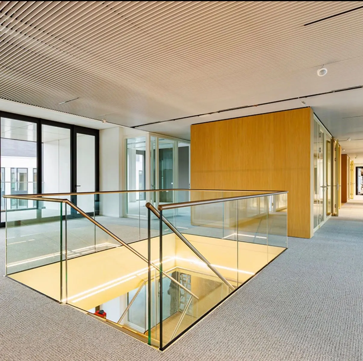 Bürogeschoss mit fertigem Bodenbelag über der Installationsebene