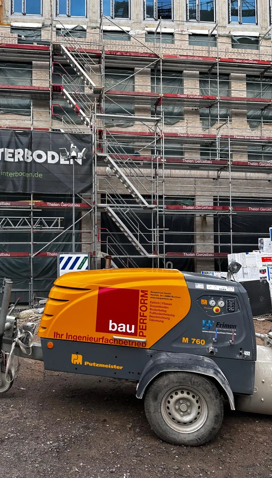 Estrichpumpe M 760 von BauPerform vor einer eingerüsteten Fassade