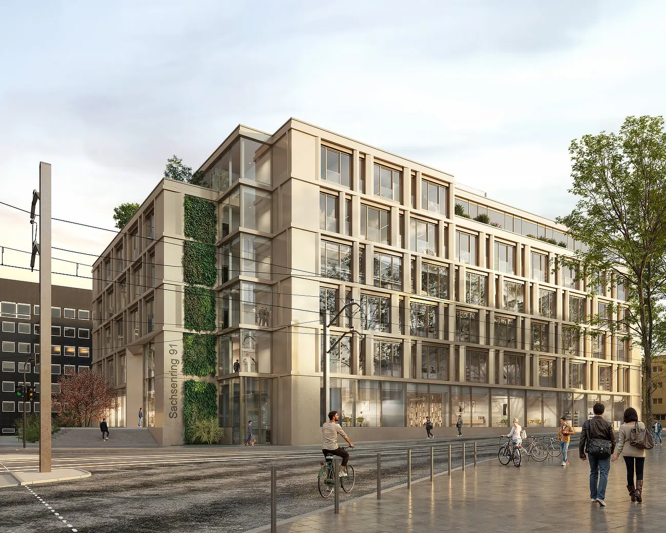 Das sanierte Gebäude Sachsenring 91 in Köln mit begrünter Fassade und Straßenbahnlinie davor